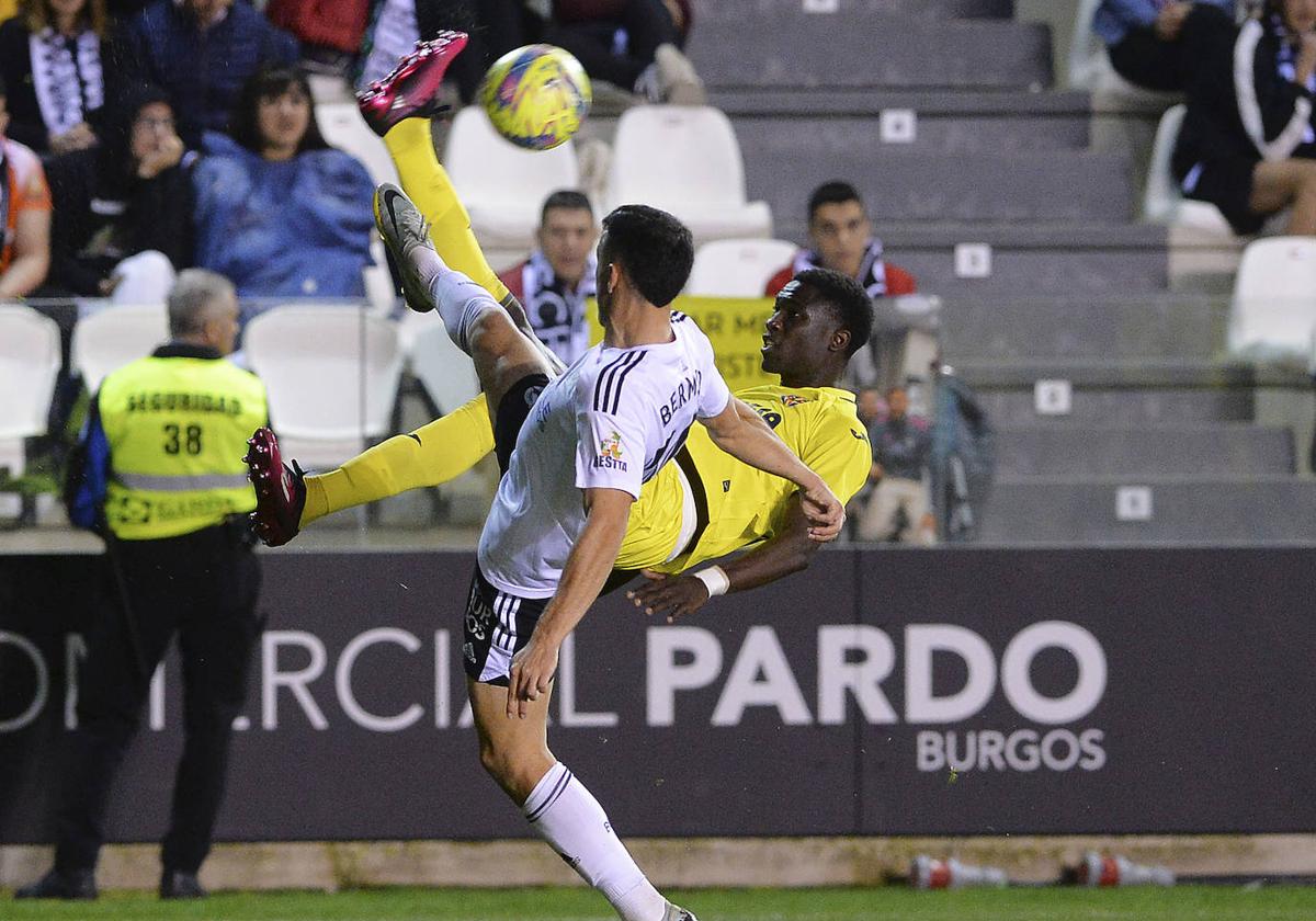 Bermejo trata de controlar el balón en el partido de la pasada temporada.