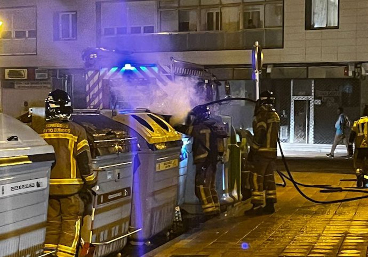 Los Bomberos apagan el contenedor de calle Azorín.