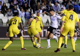 Bermejo, rodeado de rivales en el partido de la temporada pasada.