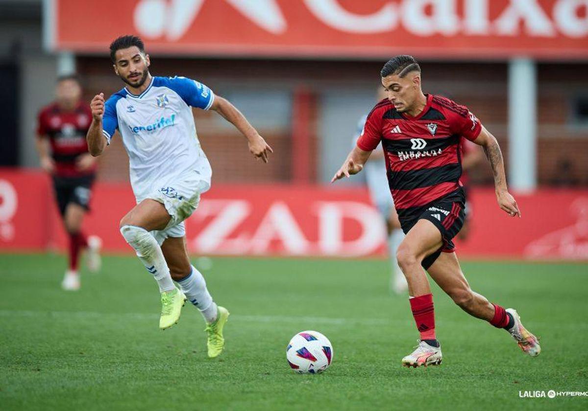 Imagen del partido entre el Mirandés y el Tenerife este sábado.