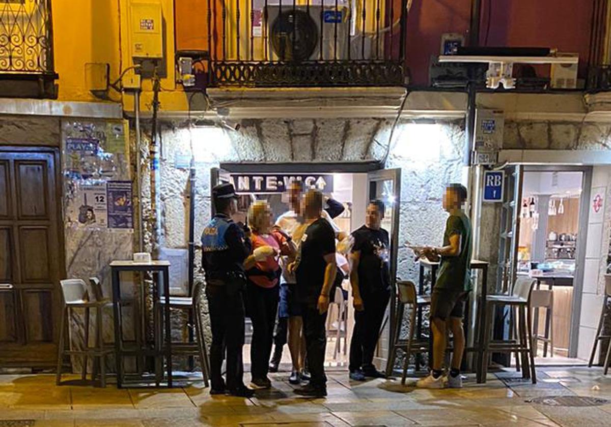 La Policía Local en el lugar del sucesos instantes después de que el perro atacara a la mujer y saliera huyendo.