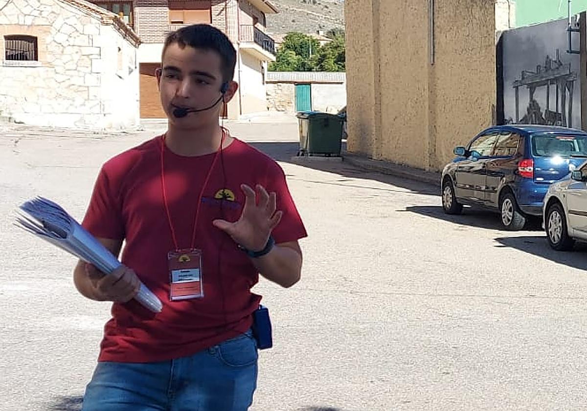 Ángel Álvarez Ruiz haciendo de guía durante una visita a su pueblo, Tórtoles de Esgueva.