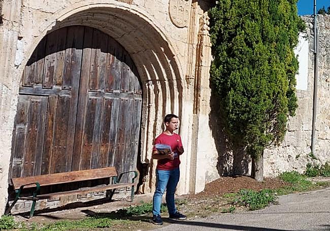 Ángel durante una visita a su pueblo haciendo de guía a los visitantes.