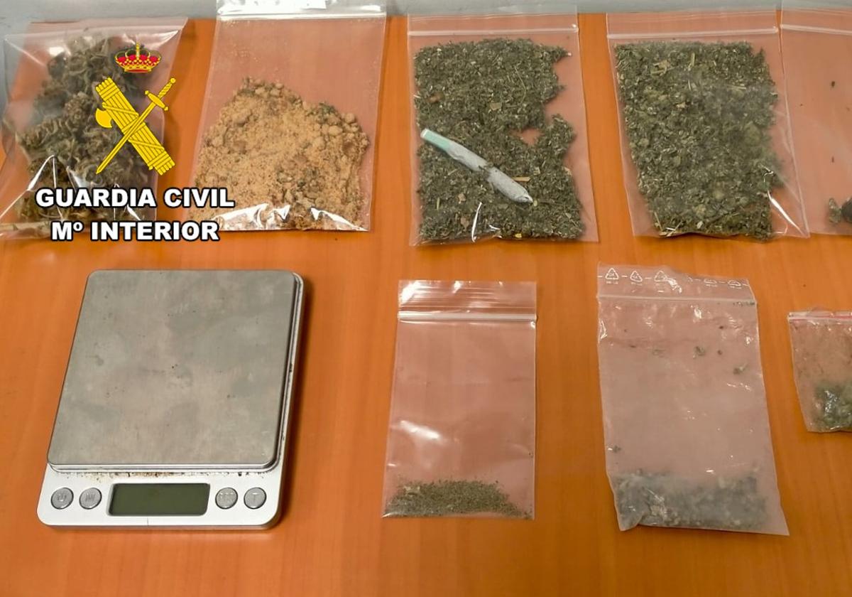 Los agentes localizaron diversas cantidades de marihuana y hachís.