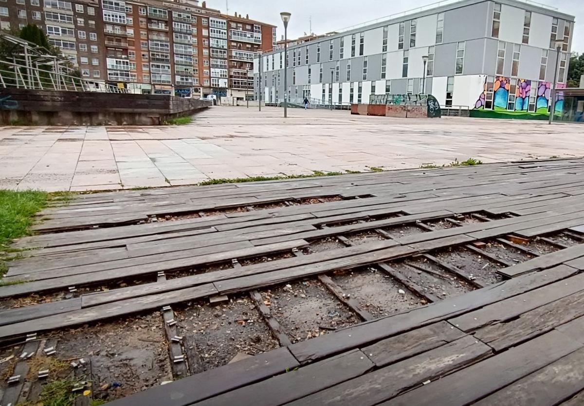 Los tablones de madera presentan un estado lamentable.