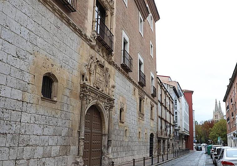 Vista del Museo de Burgos por la calle Calera, además de la parcela donde debería construirse su ampliación.