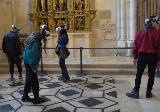 Los visitantes se deben poner unas gafas de realidad virtual para vivir la experiencia.