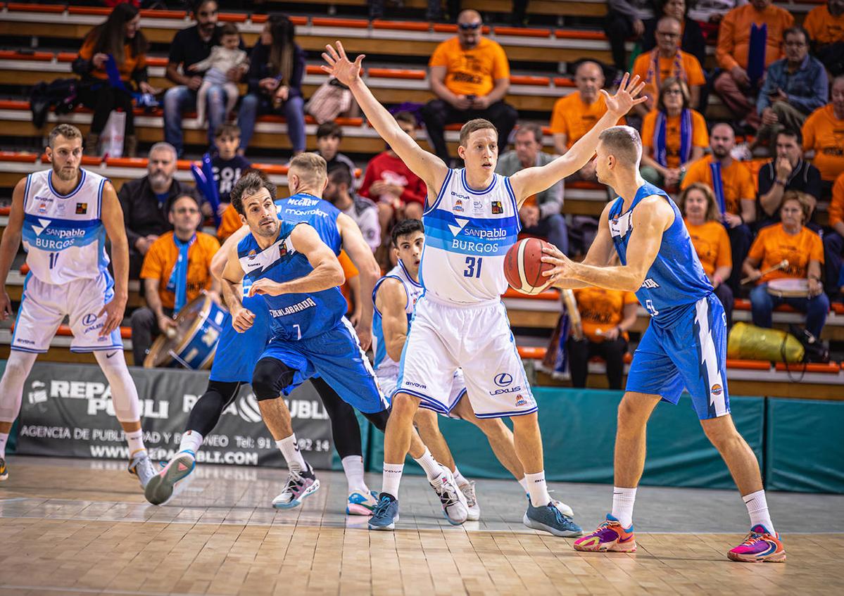 Imagen secundaria 1 - Imágenes de la victoria del San Pablo Burgos ante el Baloncesto Fuenlabrada