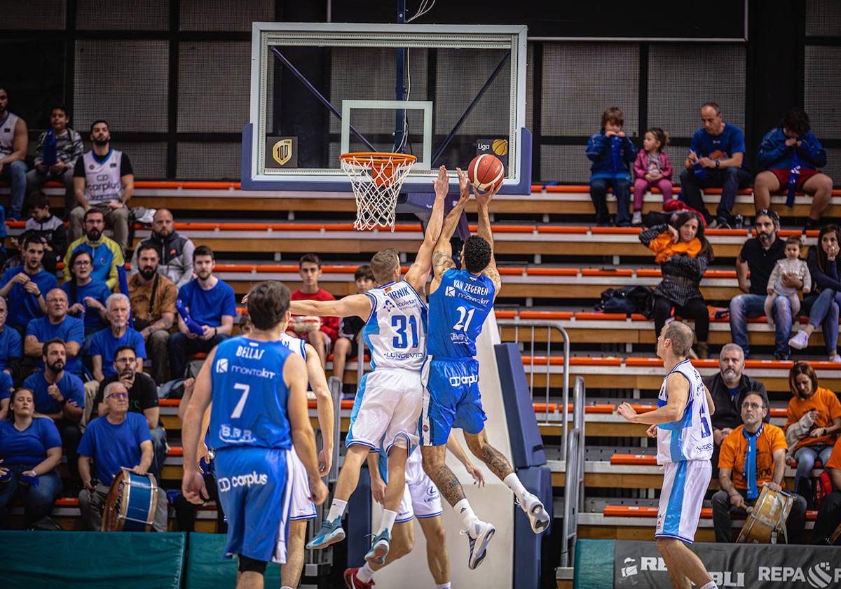 Imagen principal - Imágenes de la victoria del San Pablo Burgos ante el Baloncesto Fuenlabrada