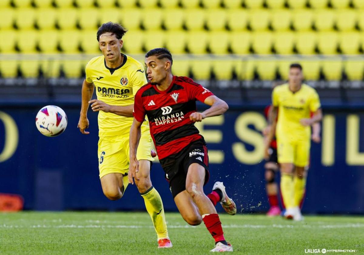 Gabri Martínez avanza con el balón en la victoria a domicilio ante el Villarreal B (0-3)