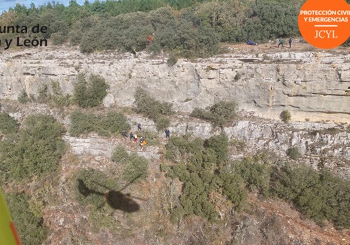 Vista del lugar del accidente desde el helicóptero de Emergencias.