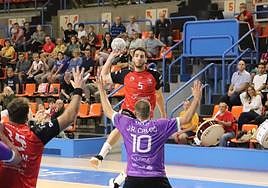 Guilherme Leonel en una jugada de ataque del UBU San Pablo Burgos.