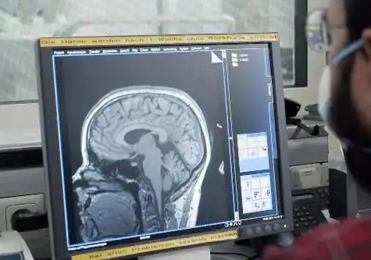 Un ténico de radiodiagnóstico observa una imagen.