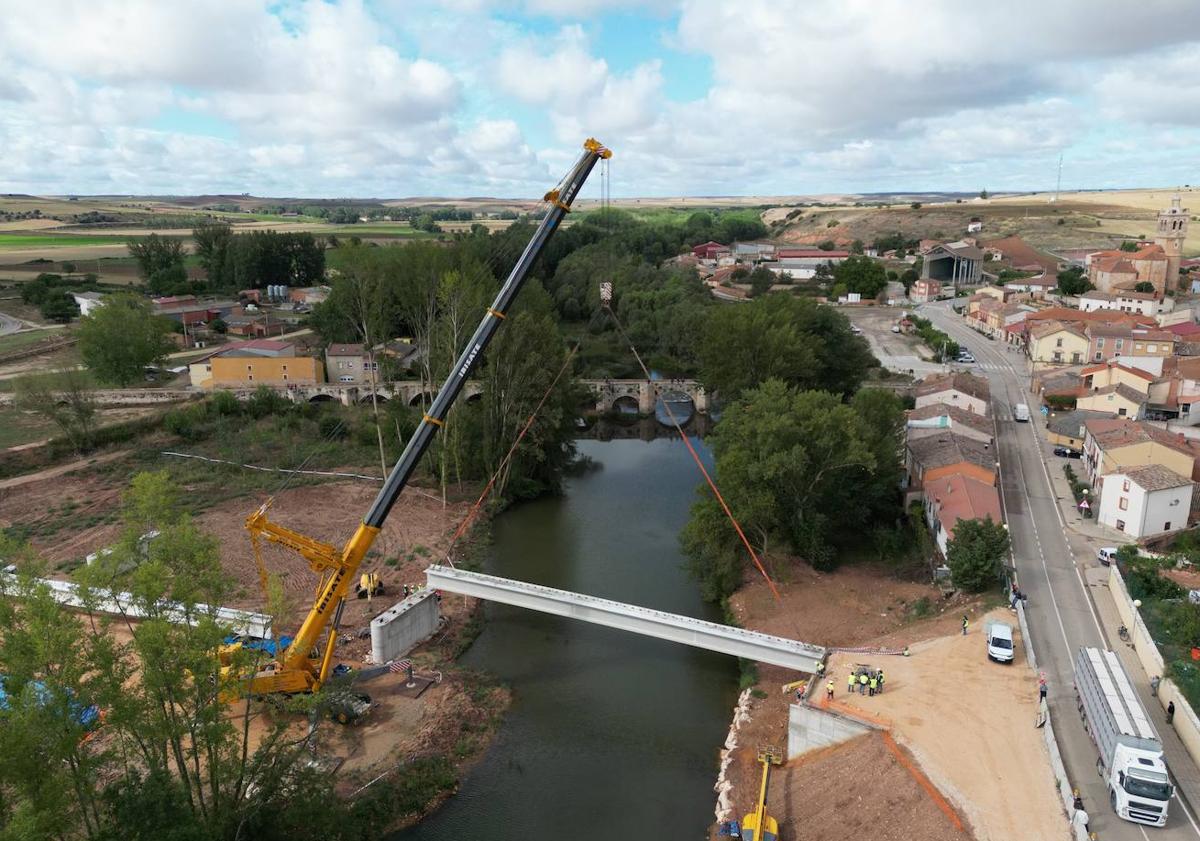 Imagen principal - Construcción del nuevo puente sobre el río Arlanza. 