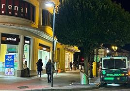 La Policía Nacional en la perfumería Arenal de Burgos.