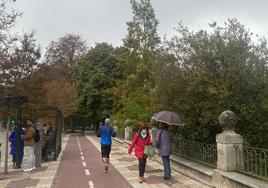 Gente paseando por el centro de Burgos