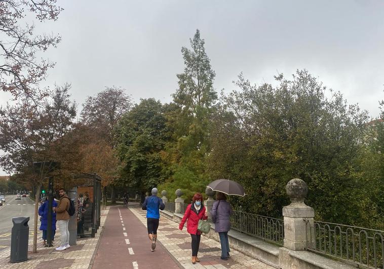 Gente paseando por el centro de Burgos