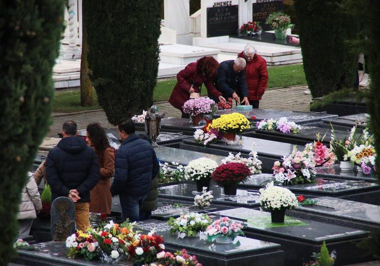 Los burgaleses han acudido al cementerio para recordar a los suyos con flores.