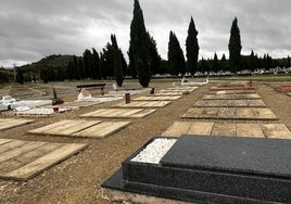 Tumbas de personas mulsumanas en el cementerio de Burgos.