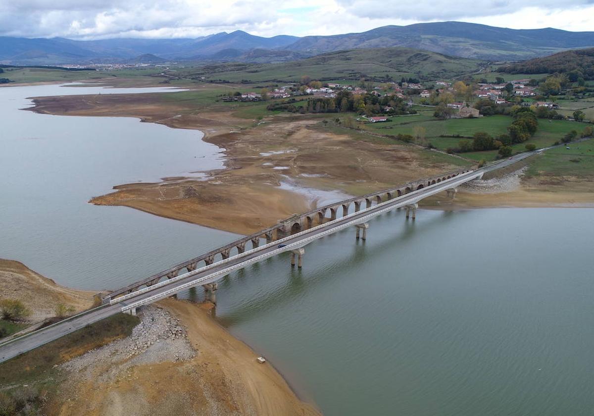 Fotografía aérea del embalse del Ebro en un momento de sequía.