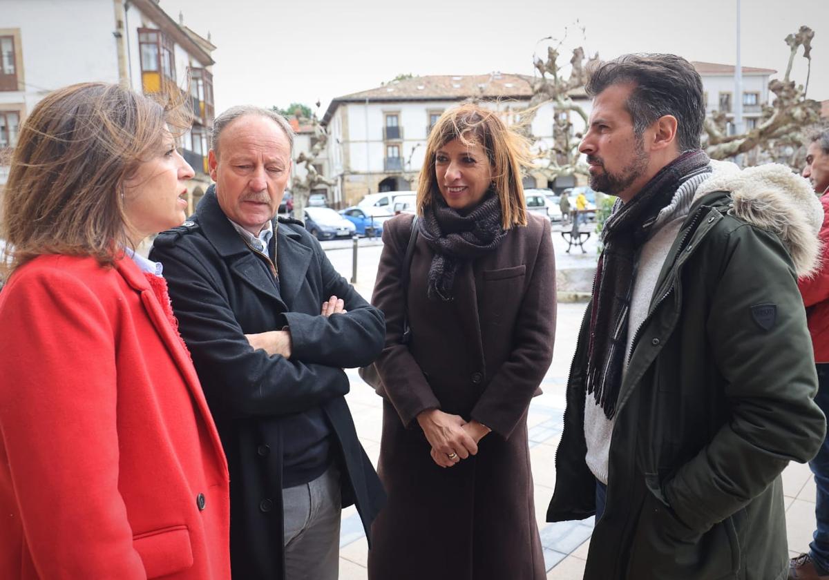 Tudanca, junto a otros miemrbos del PSOE de Burgos en Espinoas de los Motneros.