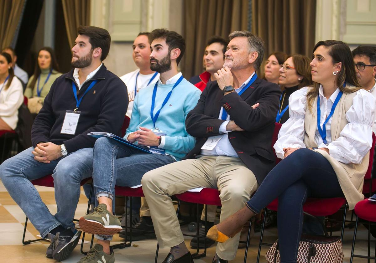 Francisco Vázquez, en Burgos junto a los responsables de Nuevas Generaciones.