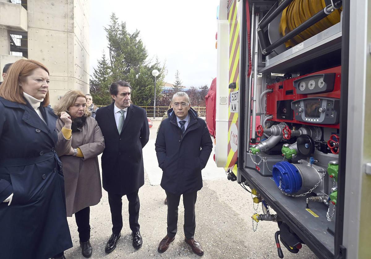 Juan Carlos Suárez-Quiñones, consejero de Medio Ambiente, Vivienda y Ordenación del Territorio, en su visita al parque de bomberos de Burgos.