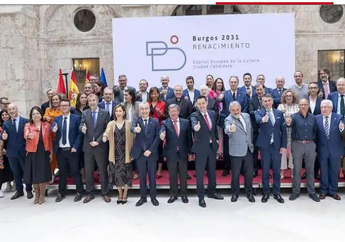 Foto de familia tras el acto de adhesión a la candidatura de la ciudad a Capital Europea de la Cultura en 2031.