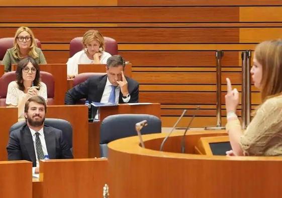 Patricia Gómez Urbán (PSOE), durante una intervención en el Pleno, con Juan García-Gallardo (Vox) y la bancada del PP al fondo en una imagen de archivo.