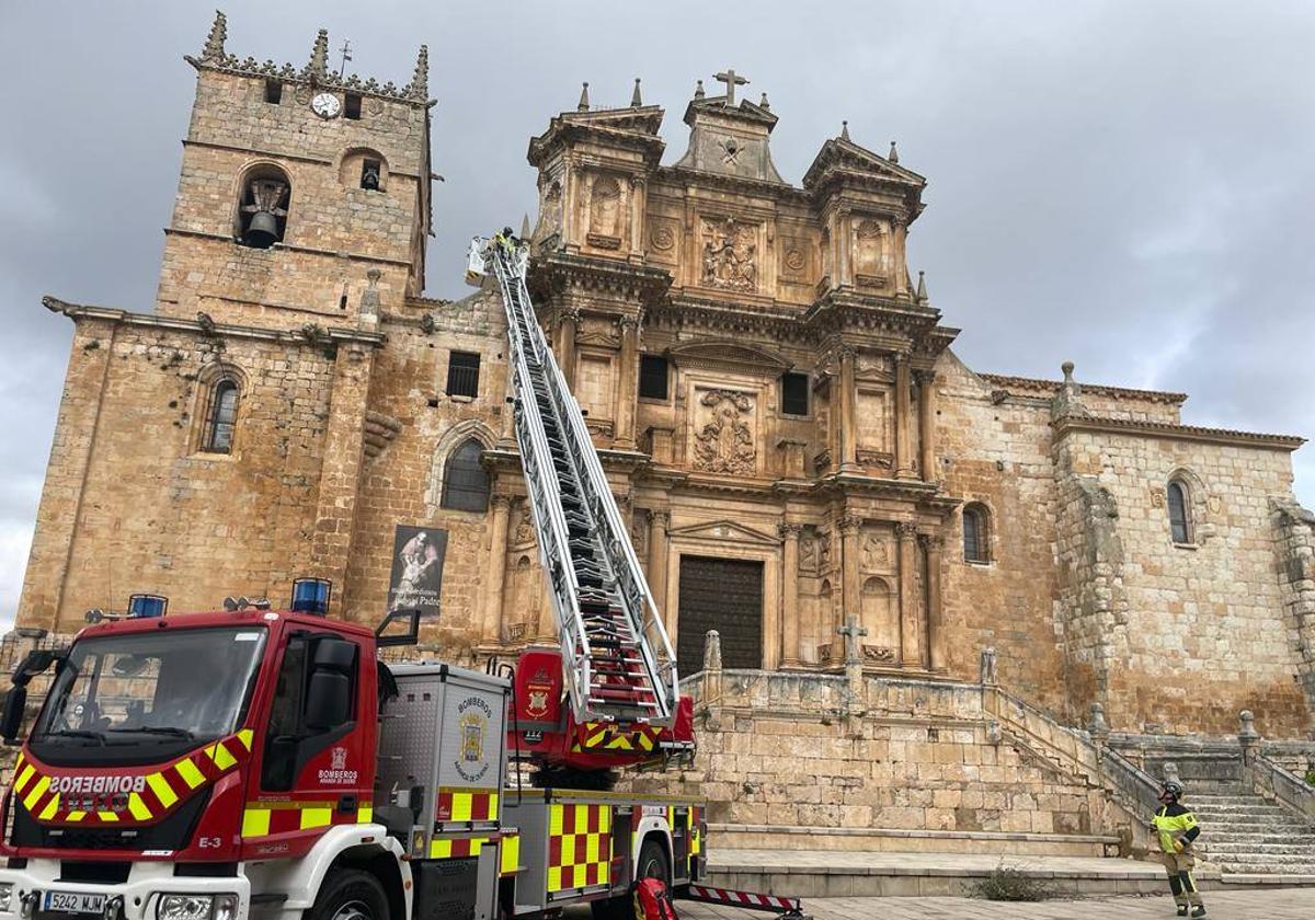 Intervención de los bomberos de Aranda de Duero en la iglesia de Gumiel.