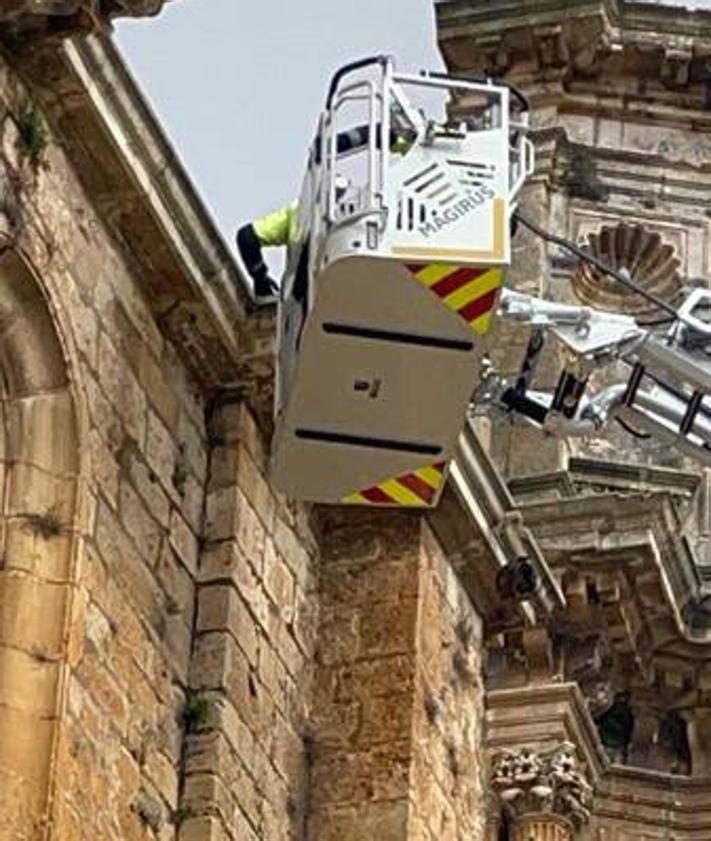 Imagen secundaria 2 - Detalle de la intervención de los bomberos en la iglesia de Gumiel de Izán.