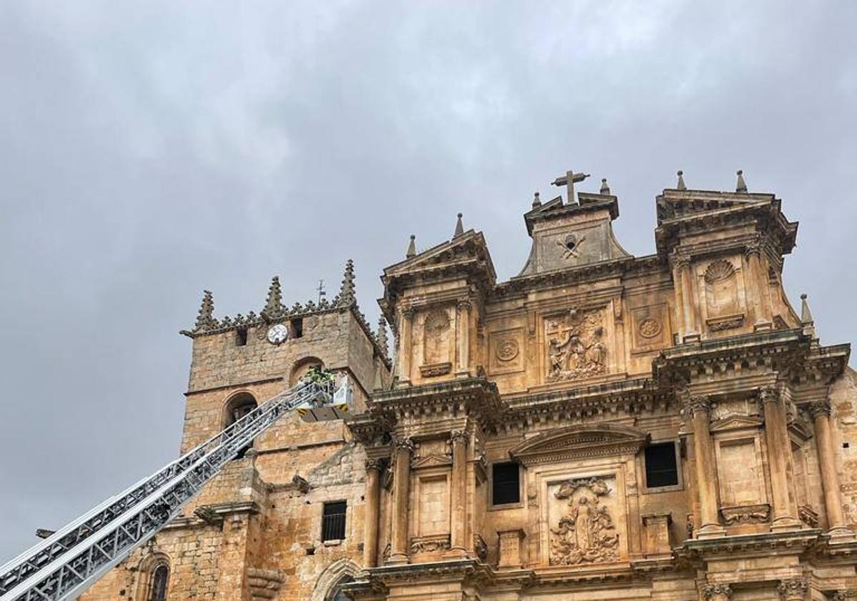 Imagen principal - Detalle de la intervención de los bomberos en la iglesia de Gumiel de Izán.