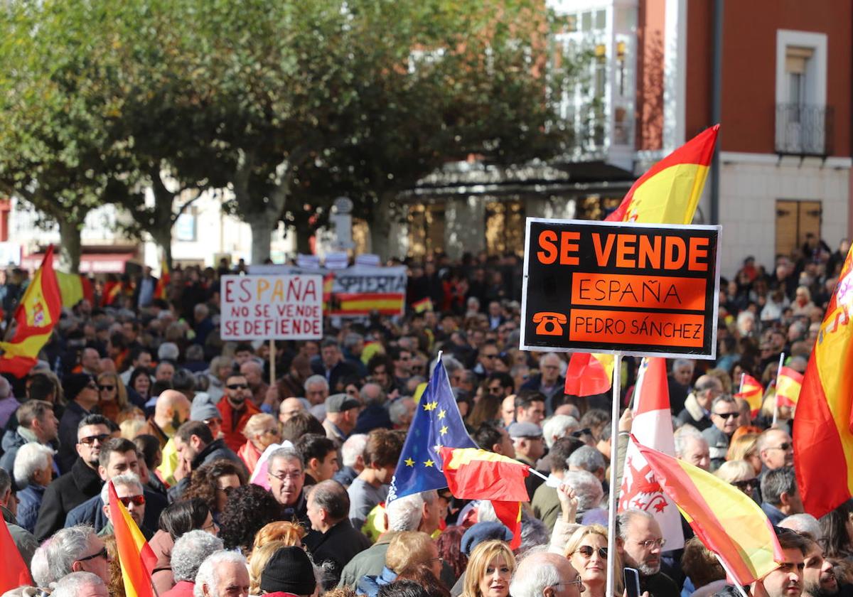 Fotografías de la concentración contra la amnistía convocada por el PP.