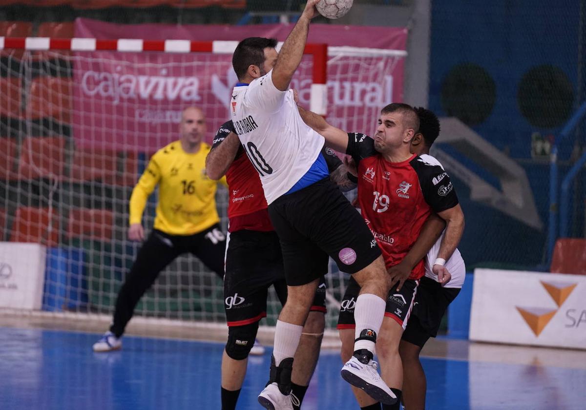 Partido entre el UBU San Pablo Burgos y el Balonmano Alcobendas.