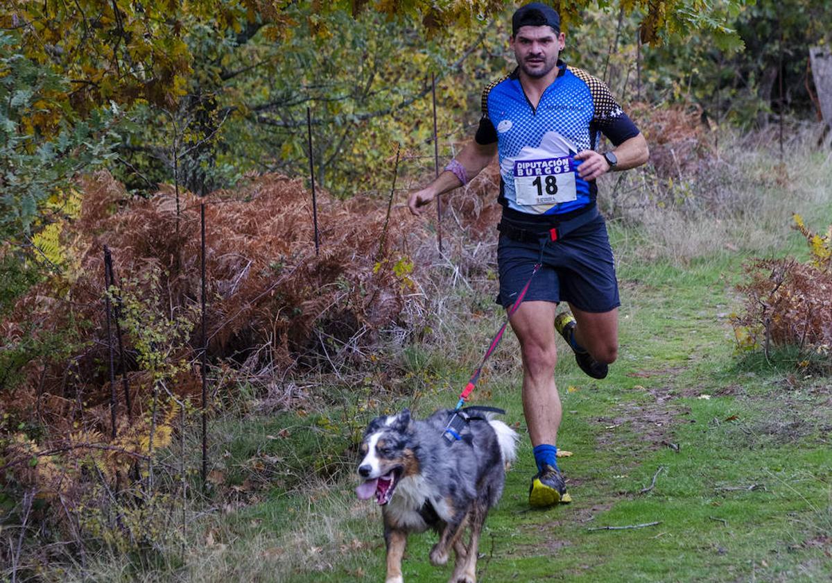 66 participantes disfrutan junto a sus perros de naturaleza y deporte en Urrez