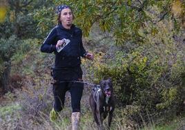 Uno de los corredores junto a su perro durante el 2º Canitrail Demanda Xtrem de Urrez, celebrado este domingo en los alrededores de la localidad burgalesa