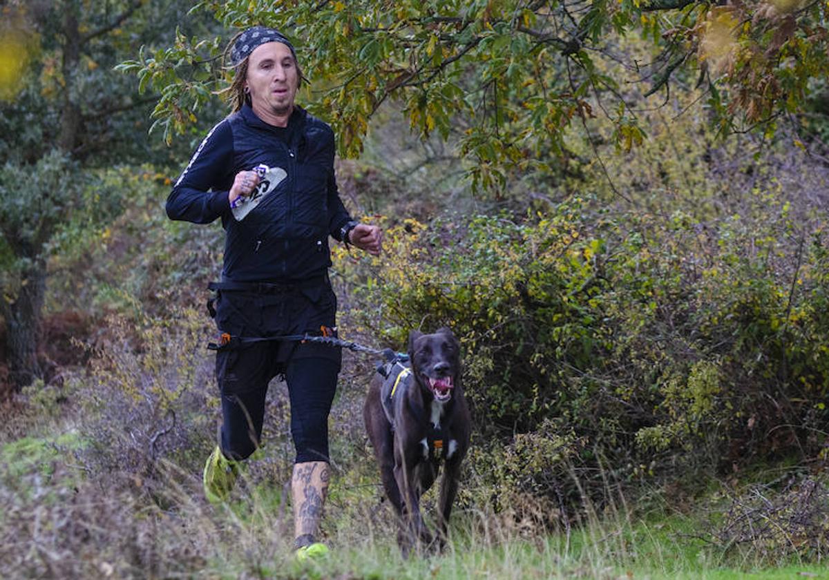 Uno de los corredores junto a su perro durante el 2º Canitrail Demanda Xtrem de Urrez, celebrado este domingo en los alrededores de la localidad burgalesa