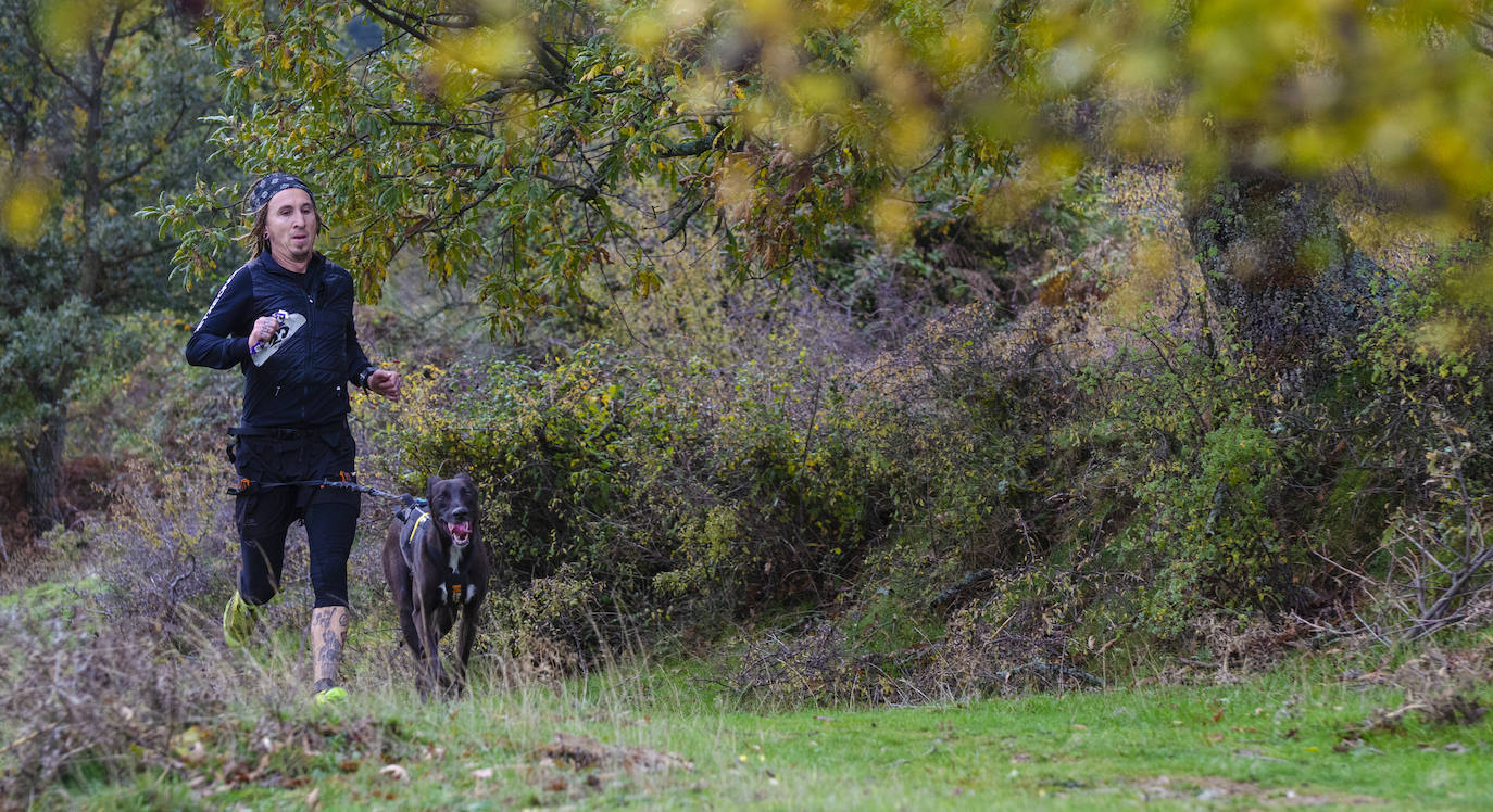 66 participantes disfrutan junto a sus perros de naturaleza y deporte en Urrez