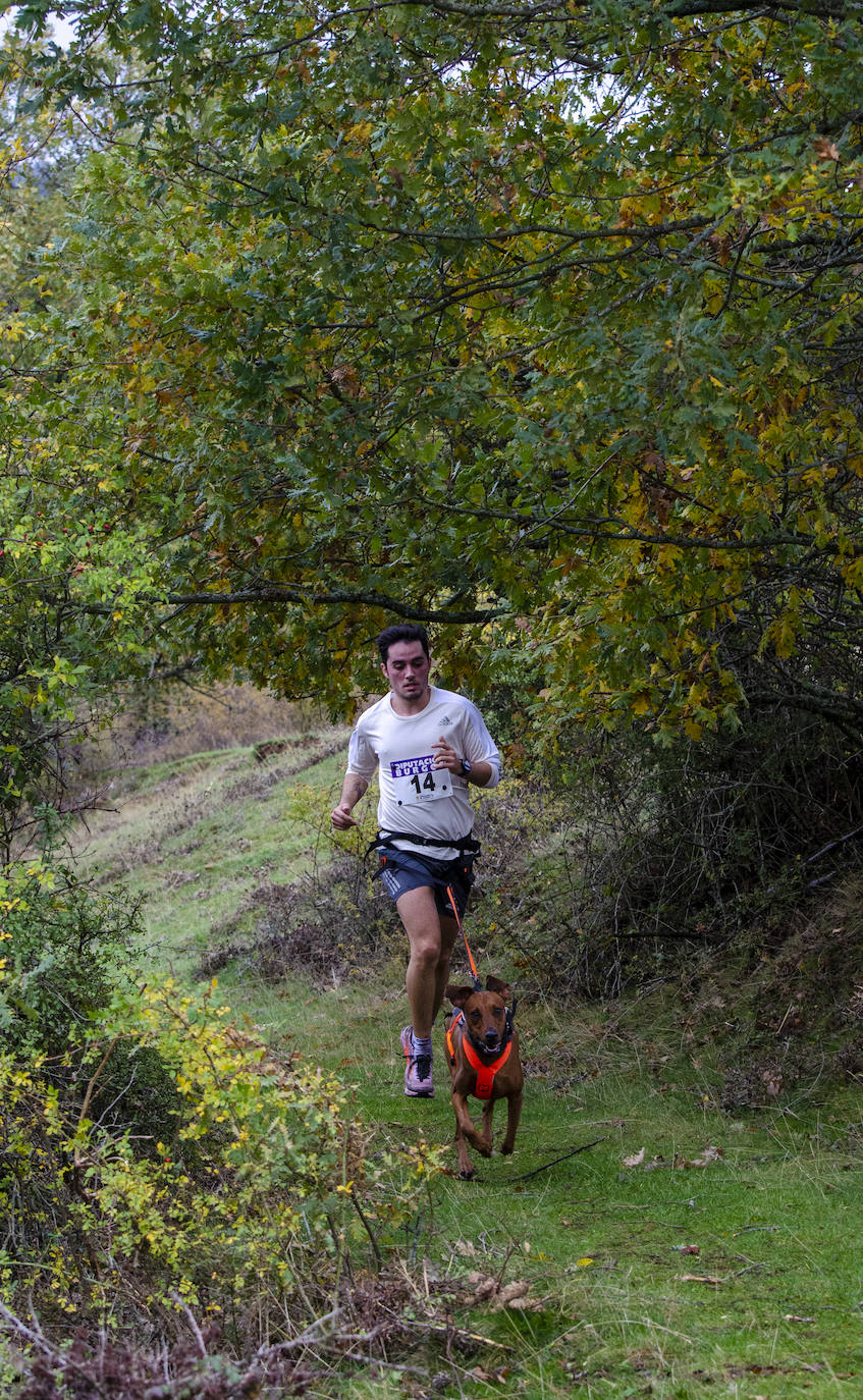 66 participantes disfrutan junto a sus perros de naturaleza y deporte en Urrez