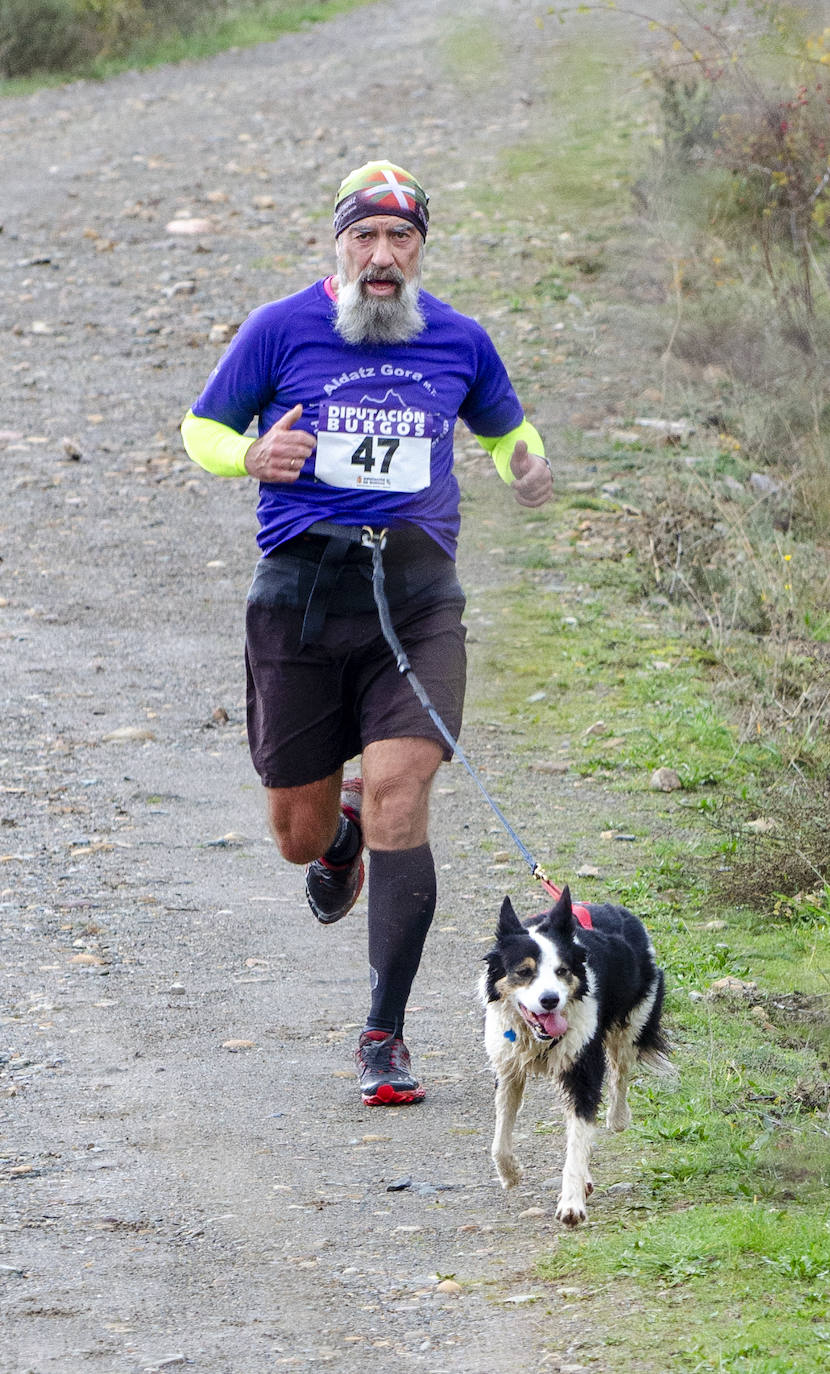 66 participantes disfrutan junto a sus perros de naturaleza y deporte en Urrez