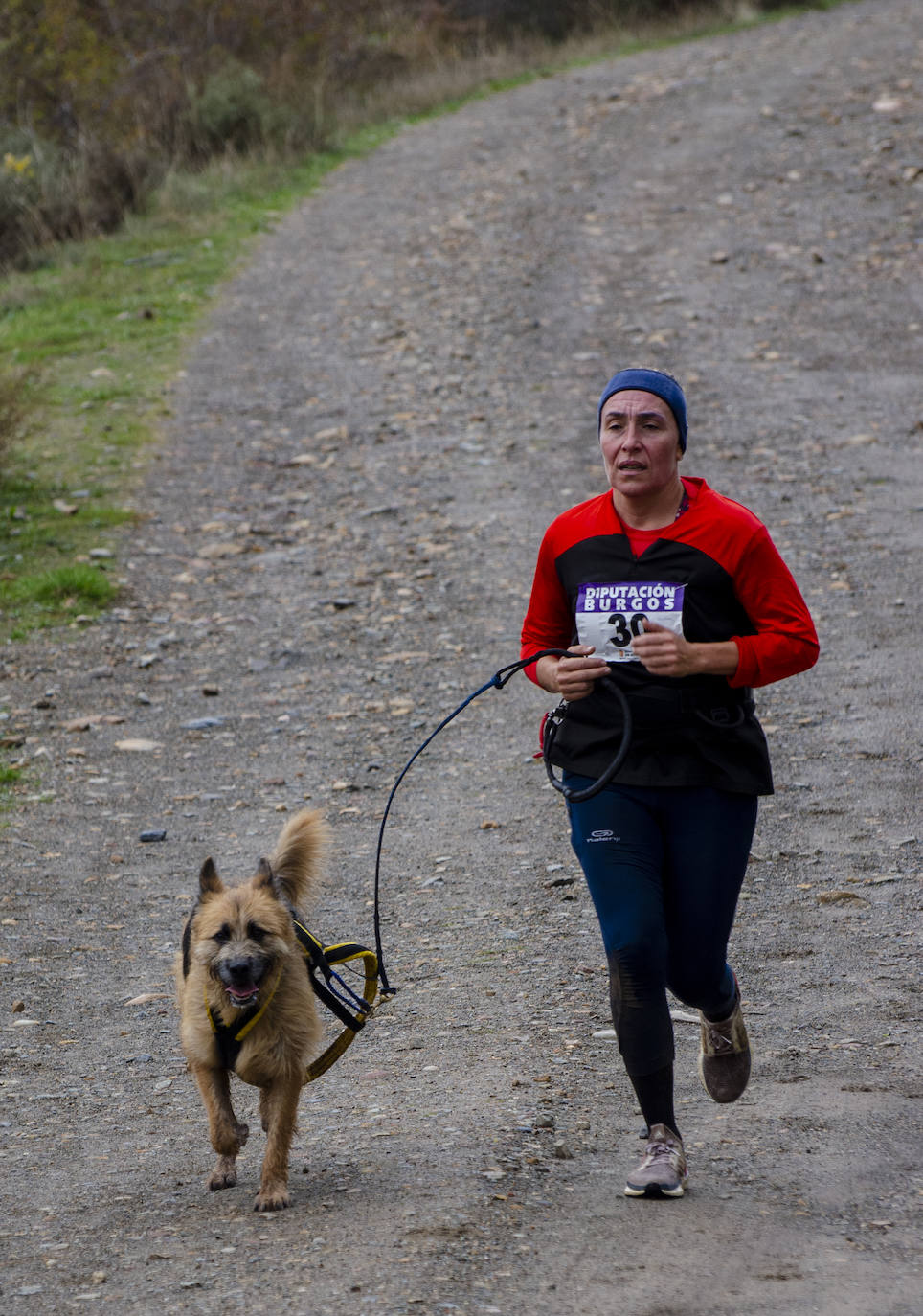 66 participantes disfrutan junto a sus perros de naturaleza y deporte en Urrez