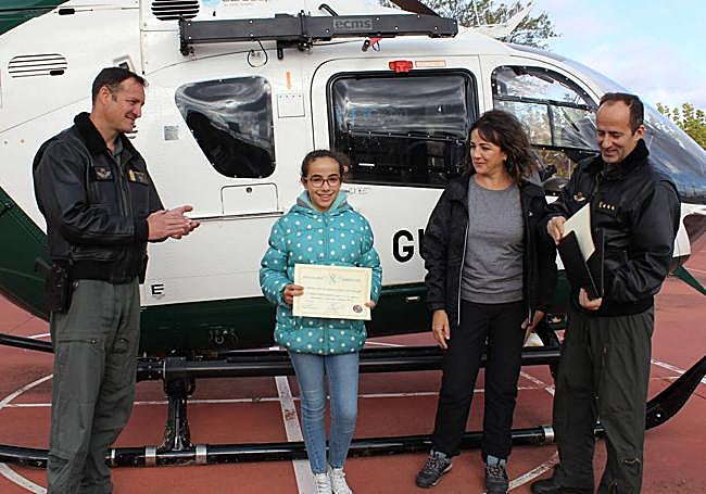 Paula muestra su premio.