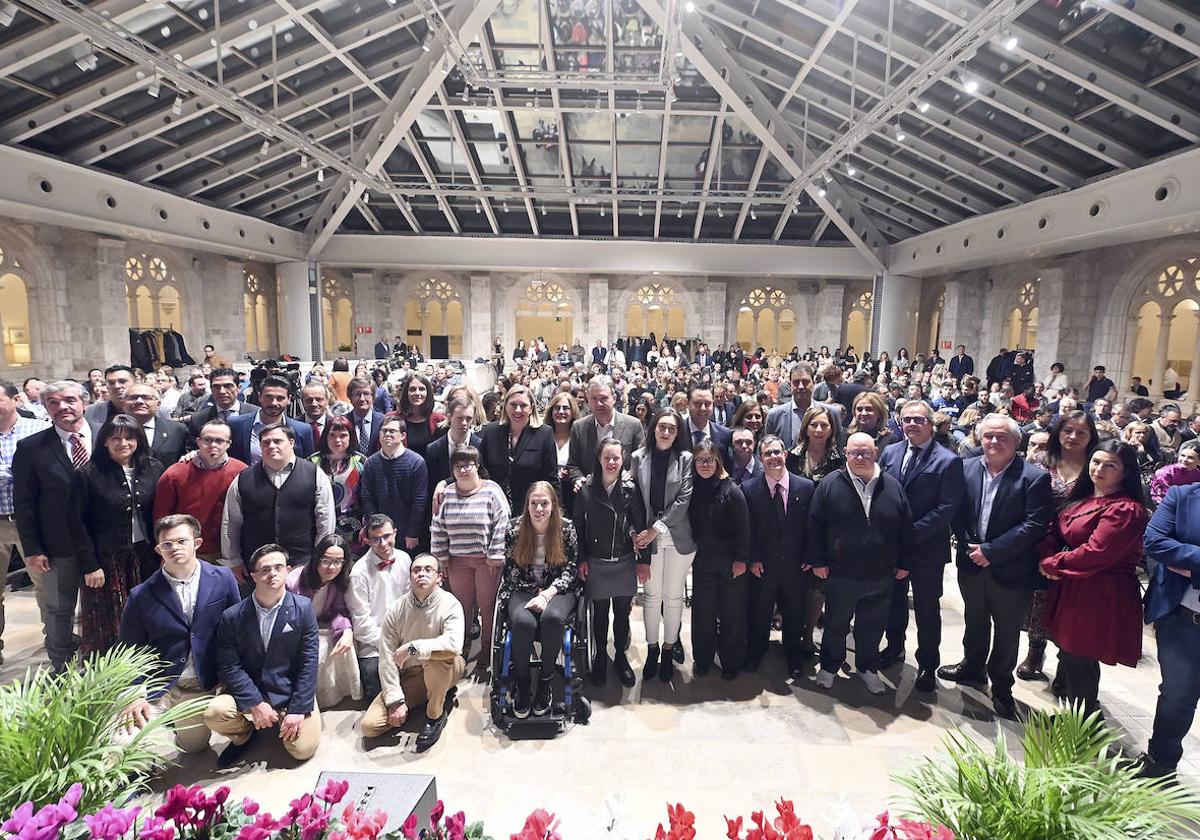 Foto de familia de la pasada gala de Síndrome de Down Burgos.