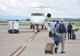 Viajeros se disponen a coger un vuelvo en el aeropuerto de Burgos.