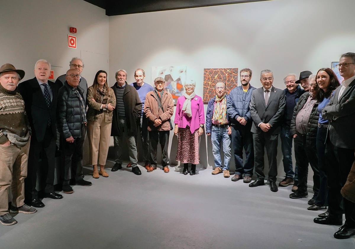 Artistas burgaleses que han participado en la exposición y representantes institucionales.