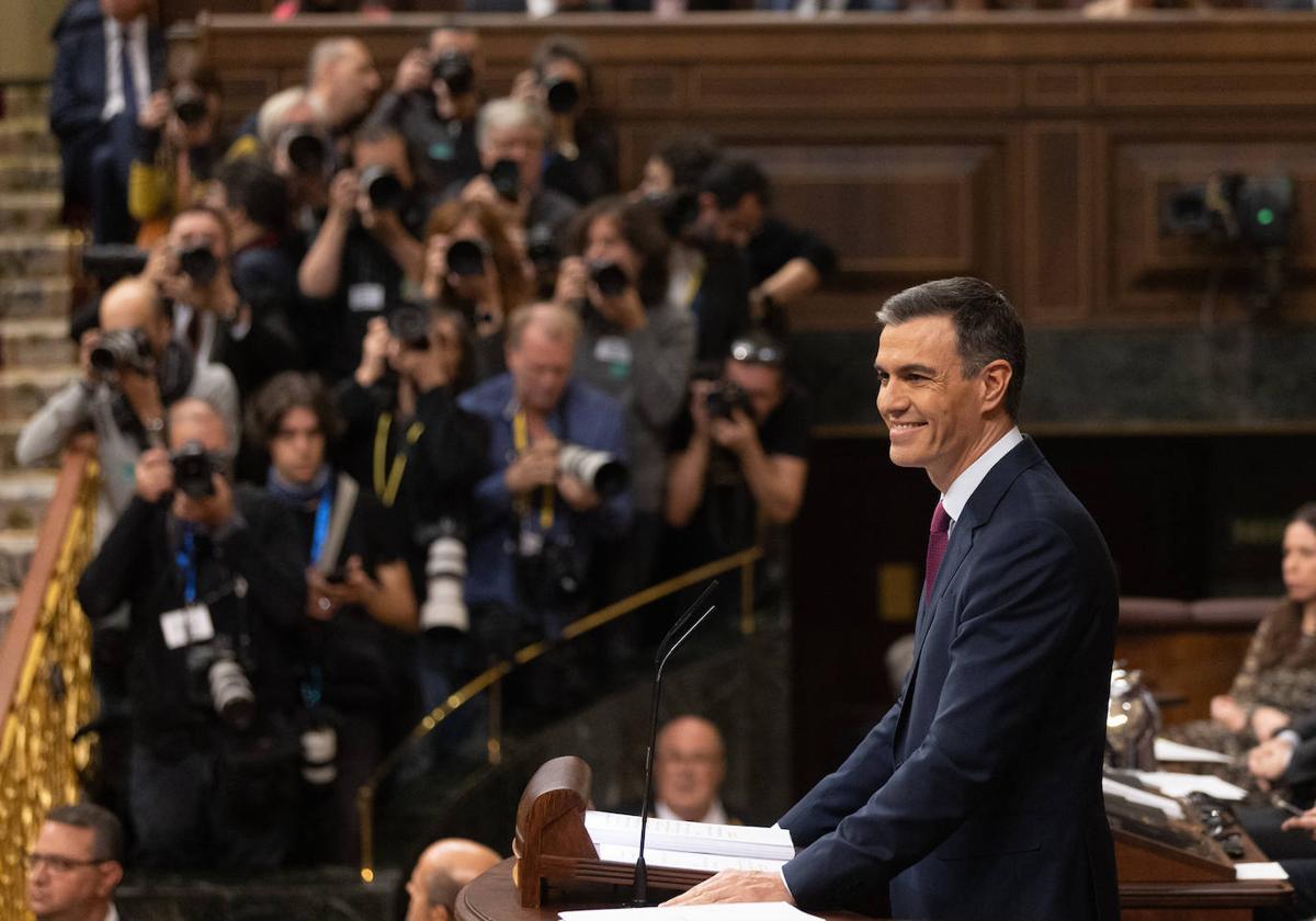 El presidente del Gobierno en funciones y candidato a la reelección, Pedro Sánchez, interviene durante la primera sesión del debate de investidura.