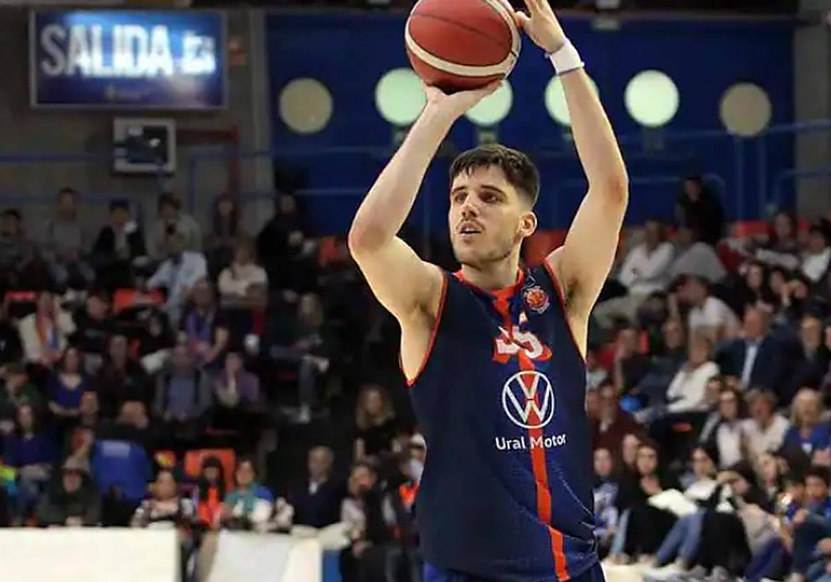 Rodrigo Seone lanza a canasta.