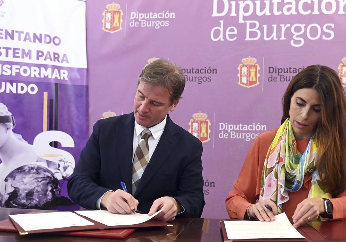 Borja Suárez, presidente de la Diputación de Burgos, y Verónica Pascual, presidenta de la Fundación ASTI, durante la firma del convenio.