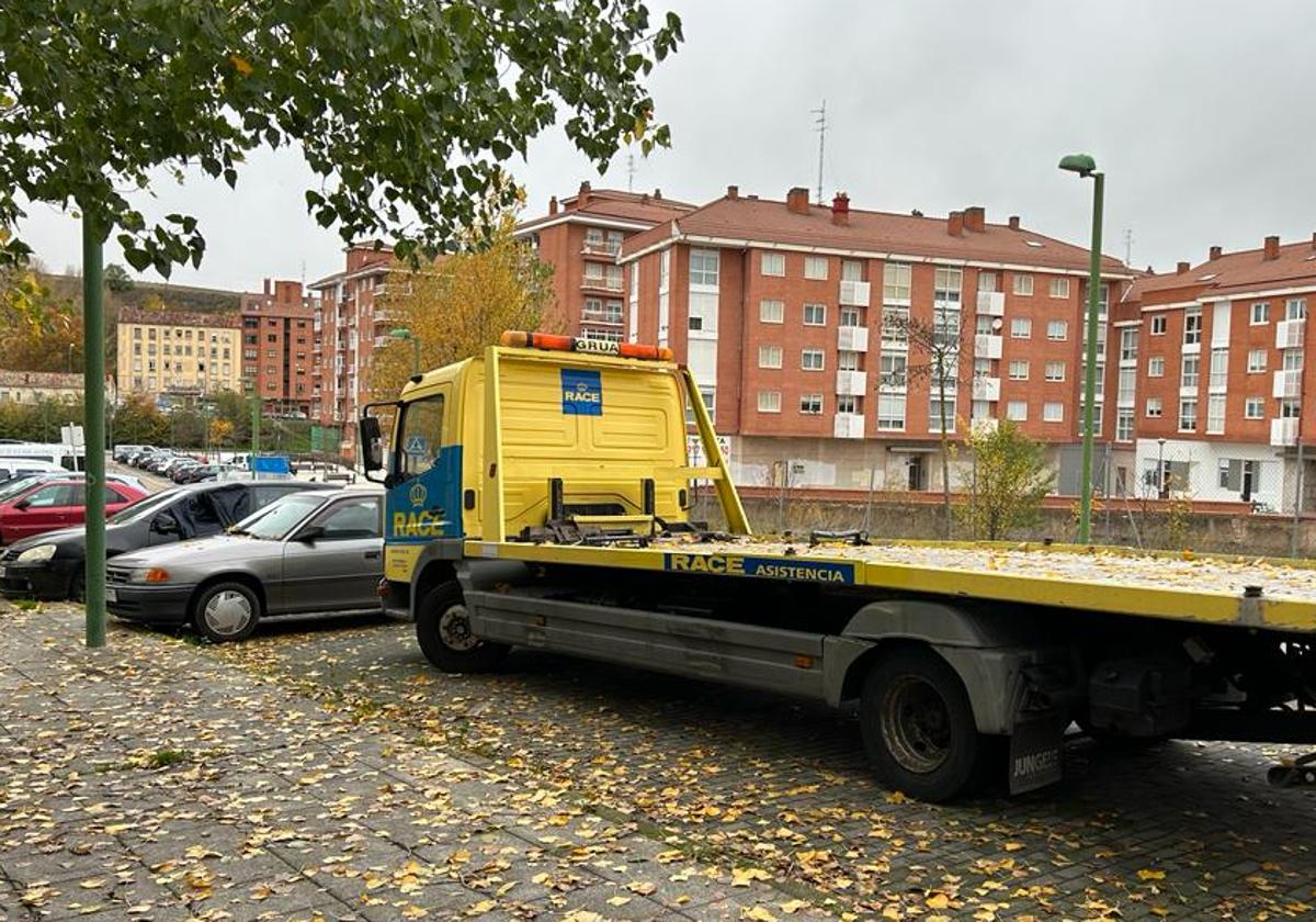 Los coches han amanecido con pedradas y la grúa los ha retirado.