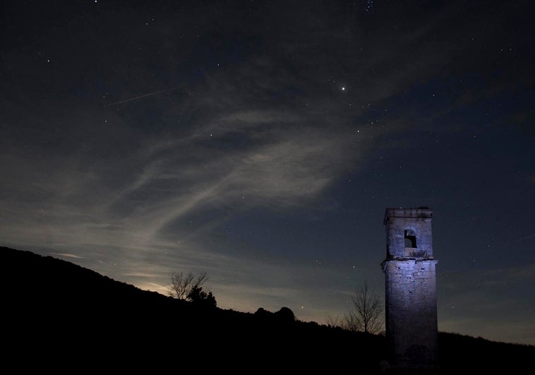 Torre de Ochate, un 28 de diciembre, al anochecer.